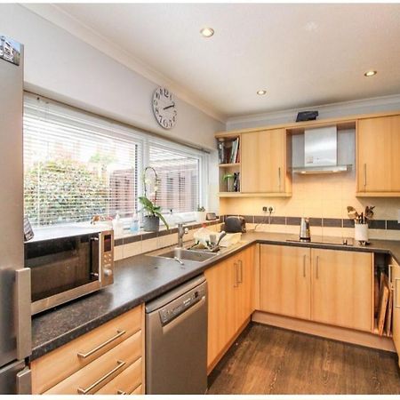 Twin Room In Crawley,Gatwick,West Sussex Ifield Kültér fotó