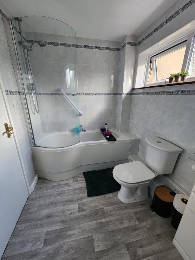 Twin Room In Crawley,Gatwick,West Sussex Ifield Kültér fotó